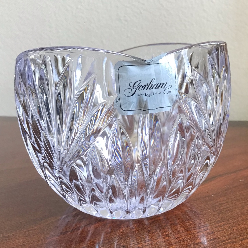 Crystal bowl with deep cut design
